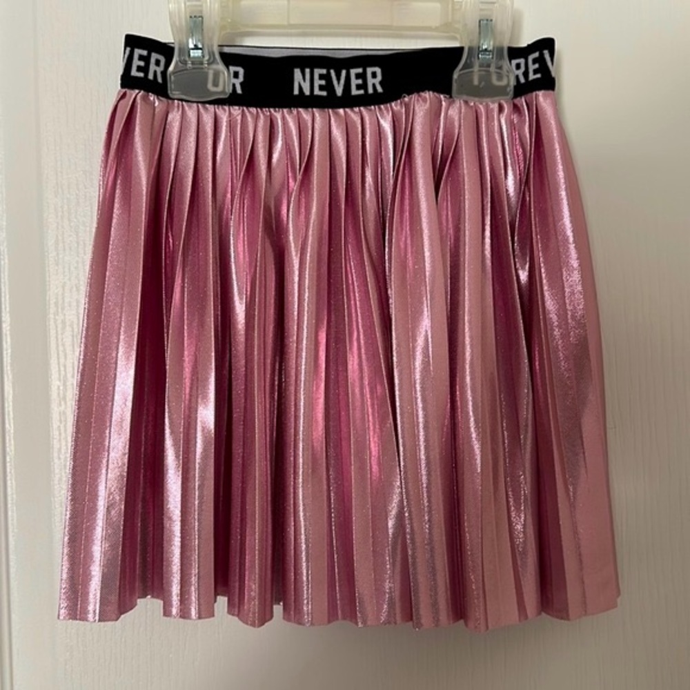 H&M kids gorgeous metallic pleated pink skirt. US size 4-6Y. In-style design💖